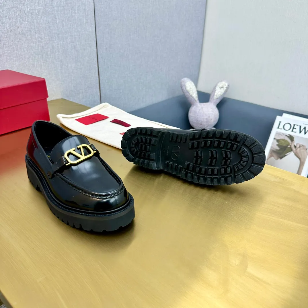 👟👟Ex-factory price 560👟👟 2024【VALENTINO】Valentino's early spring fashionable slip-on loafers are hot new🆕 Versatile style with temperament💃🏻 Slay the whole audience immediately when you put them on [Love] The ultra-simple design is more timeless and attractive! Fashionable and neat feeling, it is a magic tool for increasing your height and slimming down ✨ The shoe collar is specially added with anti-wear latex! You won't feel tired after walking all day long🦶🏻 The upper is made of open-edge beaded cowhide material and paired with a calfskin lining, which is full of texture! 👿Bottom thickness 4.0cm 👿Color: Black Brown 👿Size: 35-40 Factory ready supply